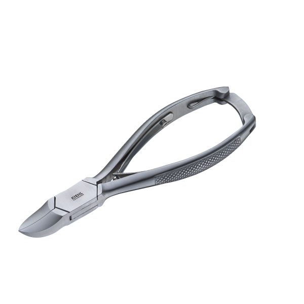 Pediküre-Zange mit konkaver Schneide und großer Spitze für maximale Leistung und schnelles Arbeiten.